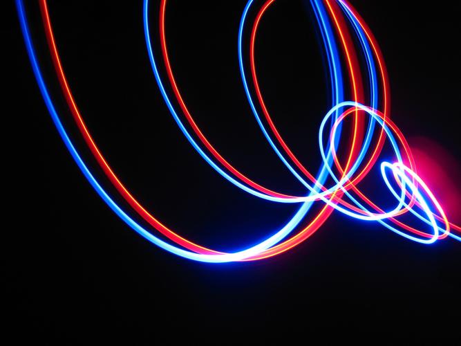 《红色与蓝色霓虹曲线的视觉交响 赛博意象中的数字壁纸艺术》
